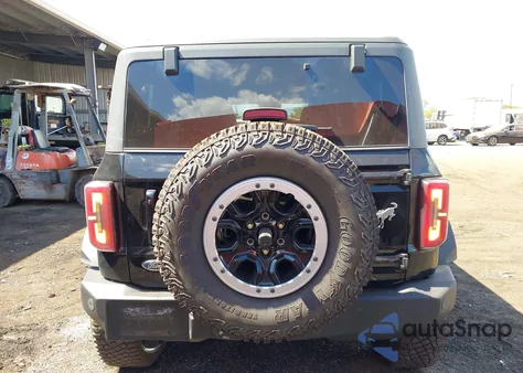 2021 Ford Bronco Outer Banks z USA, uszkodzony, nr VIN 1FMDE5DH0MLB04021